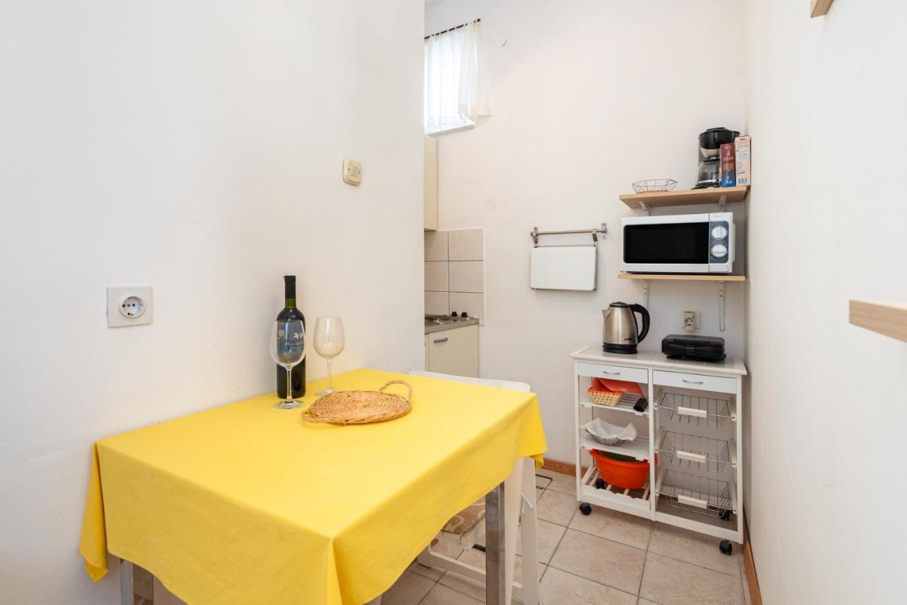 Apartments By The Sea Jelsa, Hvar - 11319 Jelsa  Extérieur photo